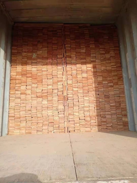 Ván sàn gỗ đỏ - Gỗ Đông Phong - Công Ty TNHH Thương Mại Và Vận Tải Đông Phong